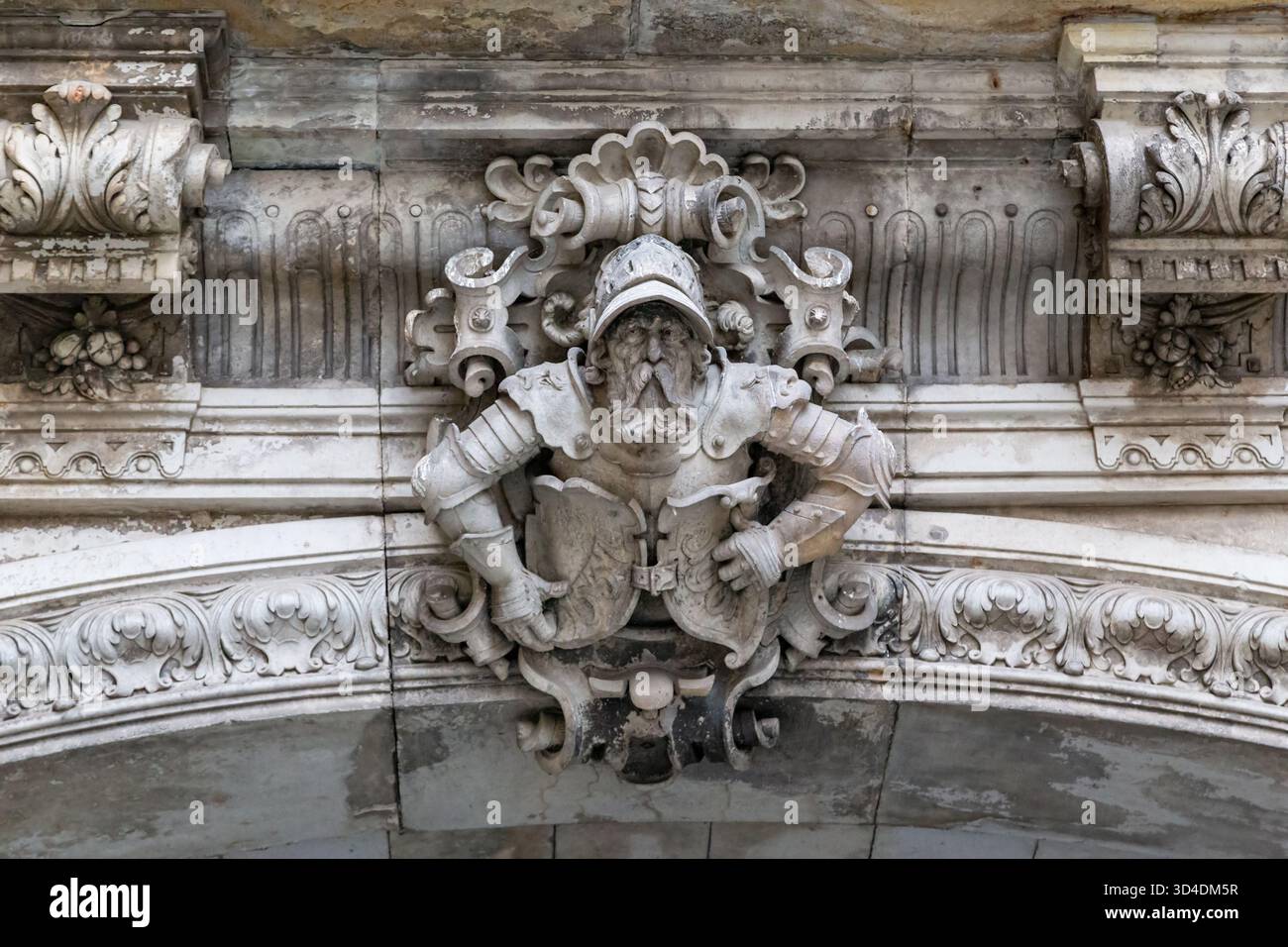 DRESDEN, DEUTSCHLAND - 3. NOVEMBER 2023: Dies ist eine Soldatenfigur auf dem Bogen des St. Georgstors der Dresdner Burg. Stockfoto
