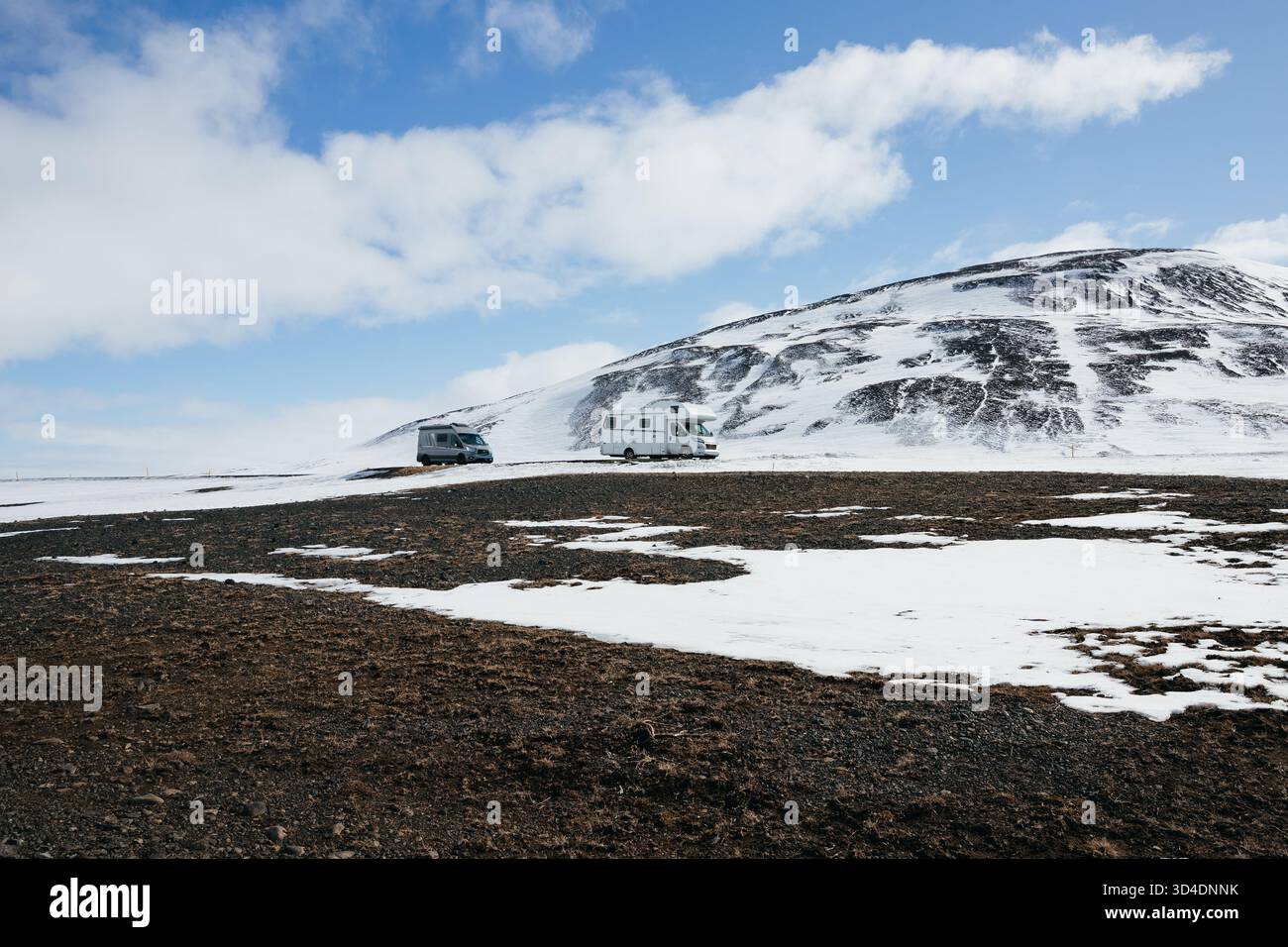Camper auf der Straße in der verschneiten Landschaft Islands Stockfoto