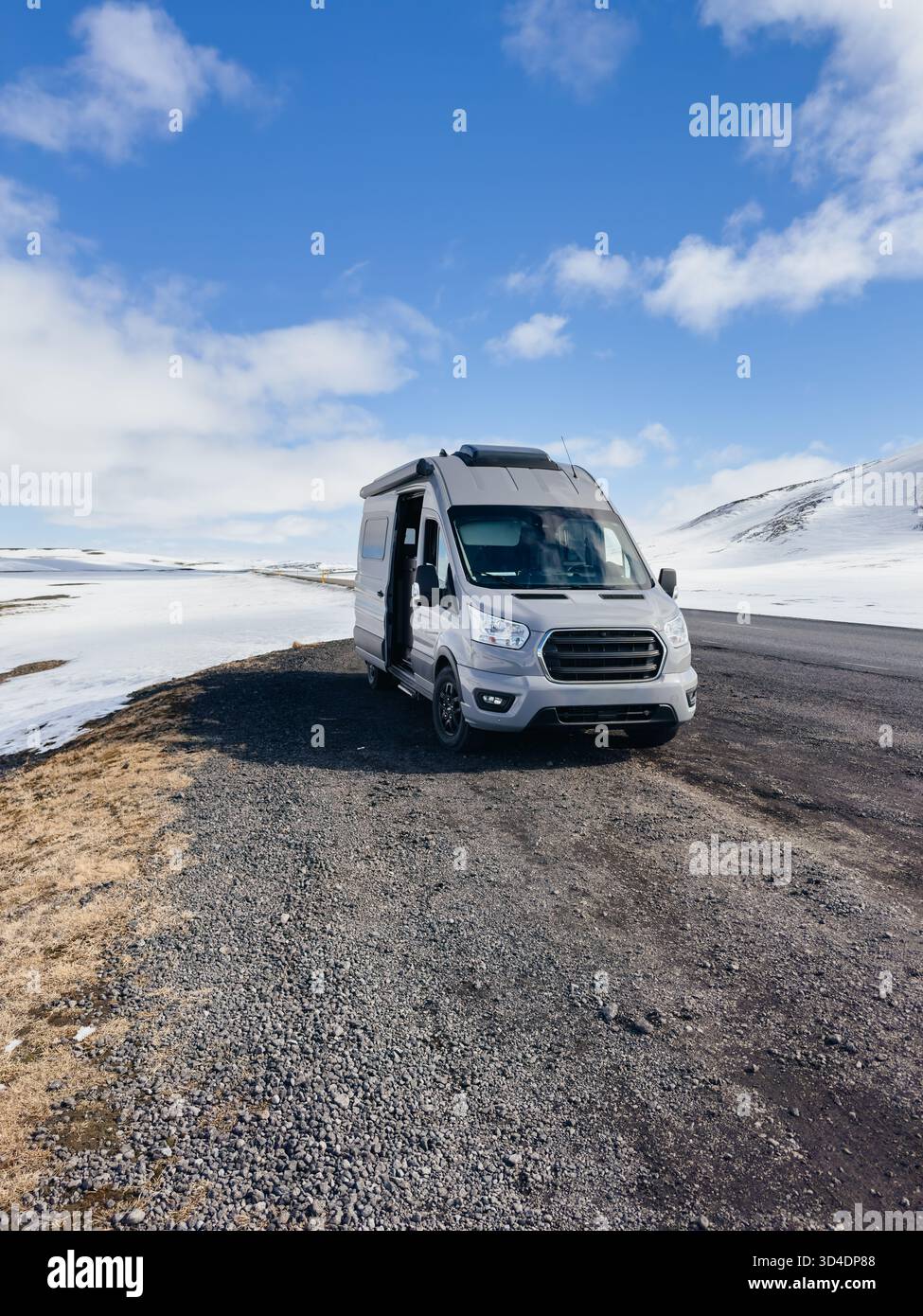 Camper auf der Straße in der verschneiten Landschaft Islands Stockfoto