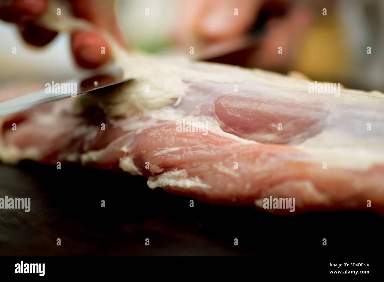 Schneiden Sie ein Stück Schweinefleisch auf dem Tisch. Rohes Schweinefleisch. Stockfoto