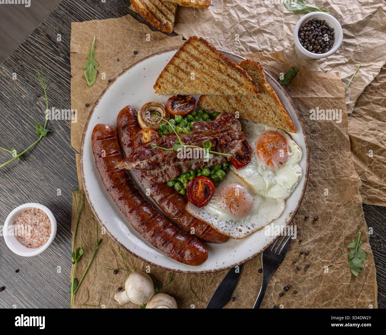 Frühstücksmenü im Restaurant, komplettes englisches Frühstück Stockfoto