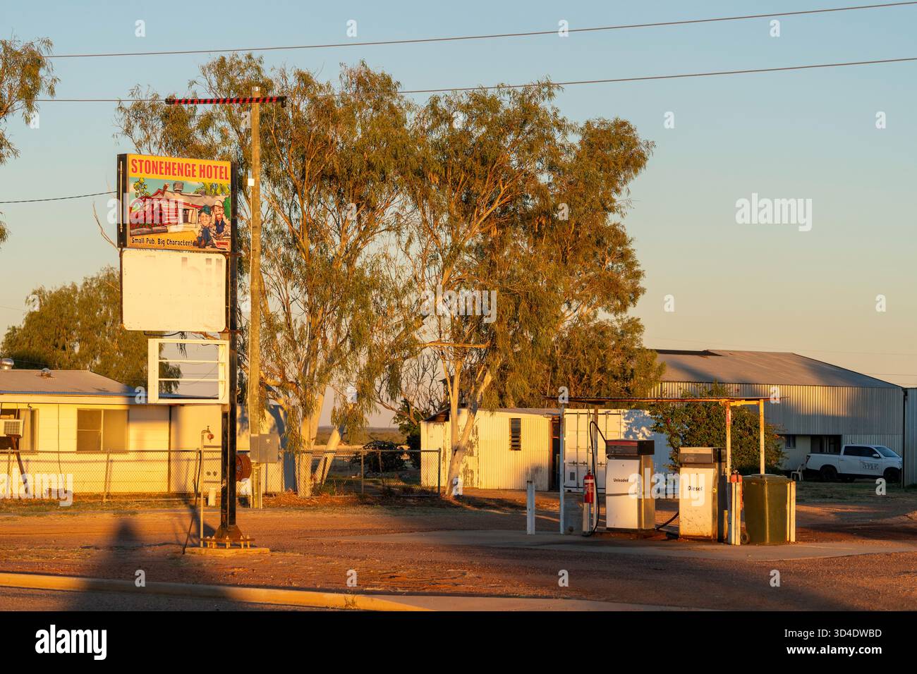 Stonehenge Hotel Schild vor dem Fuel Depot, Stonehenge, Queensland, Australien Stockfoto