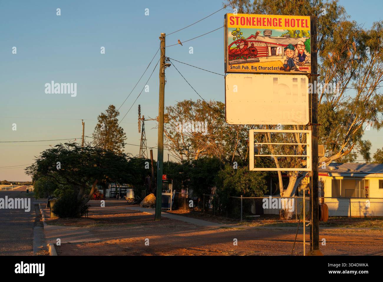 Stonehenge Hotel Schild vor dem Fuel Depot, Stonehenge, Queensland, Australien Stockfoto