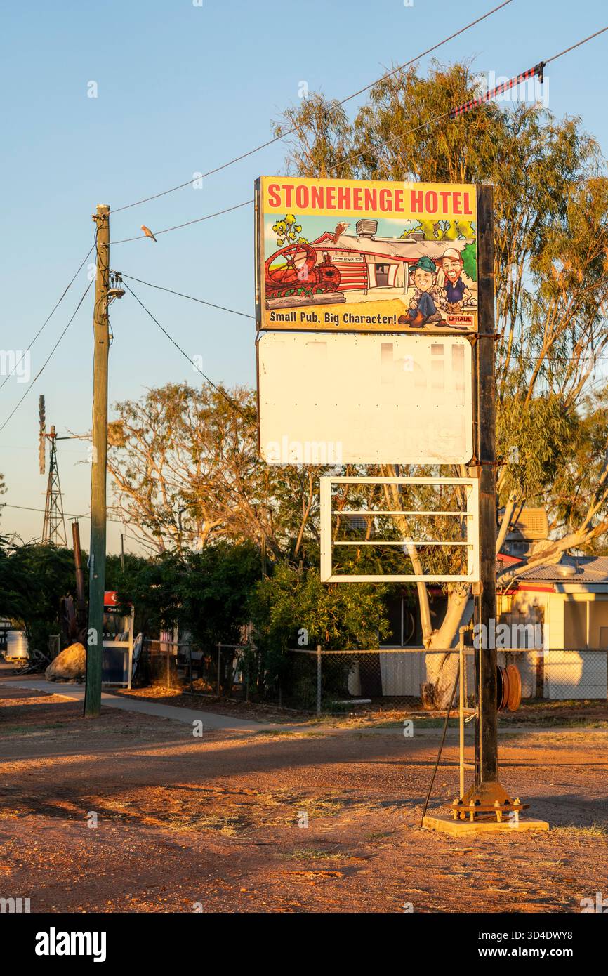Stonehenge Hotel Schild vor dem Fuel Depot, Stonehenge, Queensland, Australien Stockfoto