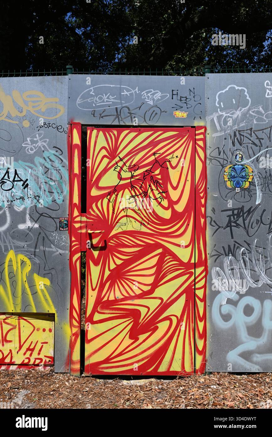 Sicherheitstür aus Metall oder Eingang mit modernem abstrakten Graffiti dekoriert Stockfoto