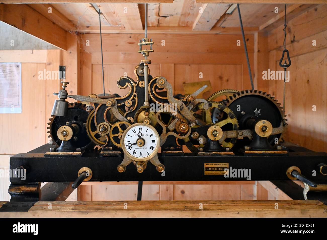 Historische Kirchenuhr, erbaut von L. Terraillon im Jahre 1927, mit COGS und Zahnrädern, in der Kirche Notre-Dame-de-Beaulieu, La Murs-Argens Provence Frankreich Stockfoto