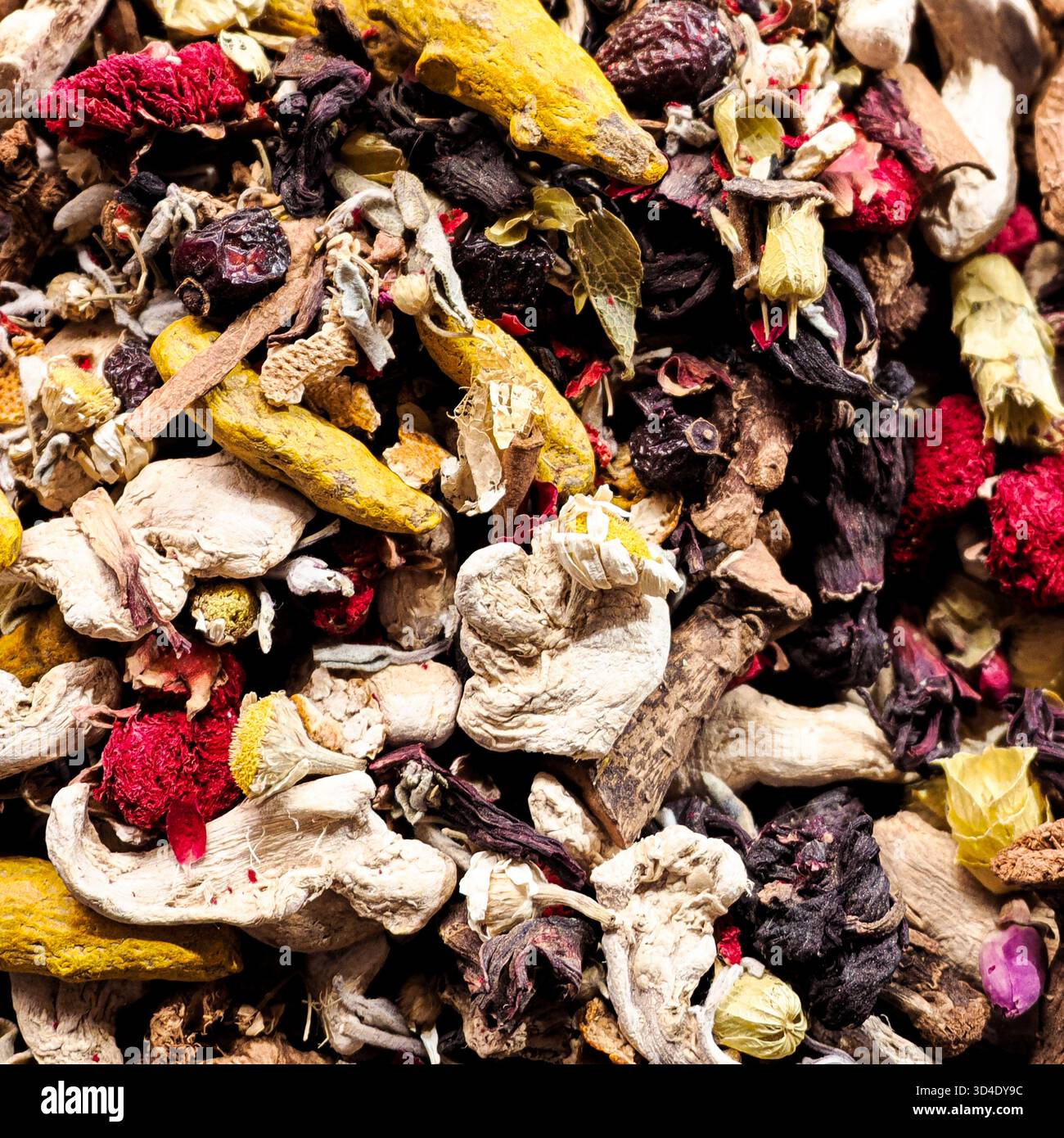 Istanbul, Turkiye - 8. November 2025: Nahaufnahme einer lebendigen Kräutertee-Mischung mit getrockneten Blüten, Wurzeln und Gewürzen auf dem Gewürzbasar. Stockfoto