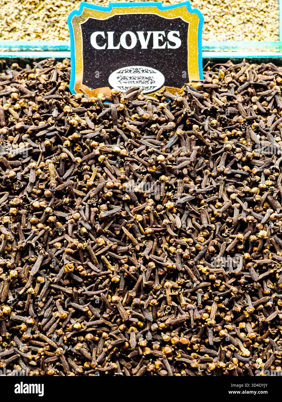 Istanbul, Türkiye - 8. November 2025: Nahaufnahme eines großen Haufen getrockneter Nelken (Syzygium aromaticum) auf dem türkischen Markt. Stockfoto