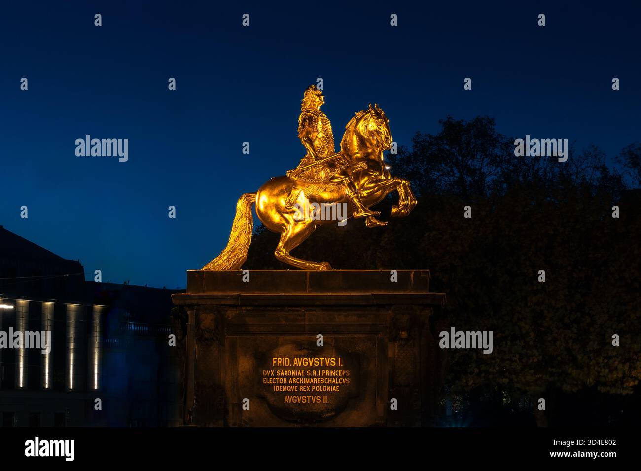 Das Denkmal des Goldenen Reiters Augustus des Starken erleuchtet zur blauen Stunde, Neustädter Marktplatz, Dresden, Sachsen, Deutschland Stockfoto