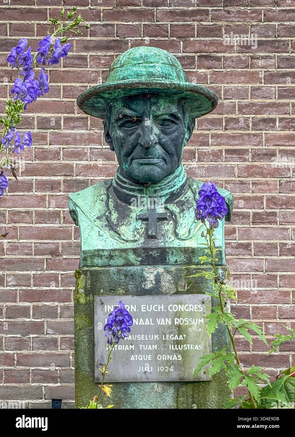 Denkmal für Kardinal Willem Marinus van Rossum im Beginenhof, Klostergemeinschaft, Wohnanlage für Frauen, Altstadt, Innenstadt, Amsterdam, Niederlande *** Denkmal für Kardinal Willem Marinus van Rossum in der Verguinage, Klostergemeinschaft, Wohnkomplex für Frauen, Altstadt, Stadtzentrum, Amsterdam, Niederlande Stockfoto