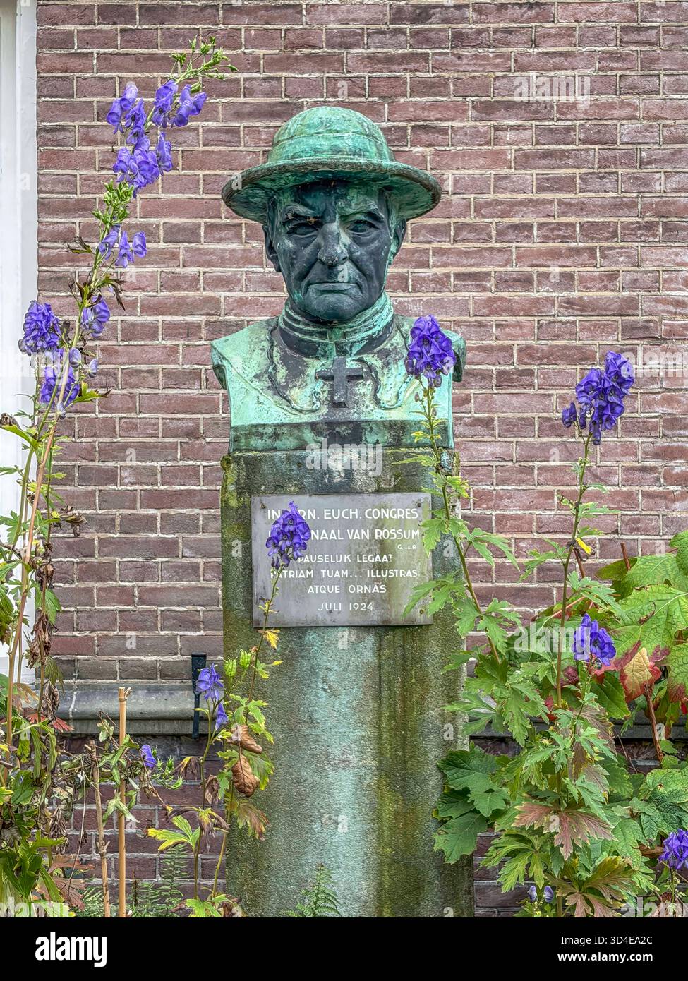 Denkmal für Kardinal Willem Marinus van Rossum im Beginenhof, Klostergemeinschaft, Wohnanlage für Frauen, Altstadt, Innenstadt, Amsterdam, Niederlande *** Denkmal für Kardinal Willem Marinus van Rossum in der Verguinage, Klostergemeinschaft, Wohnkomplex für Frauen, Altstadt, Stadtzentrum, Amsterdam, Niederlande Stockfoto