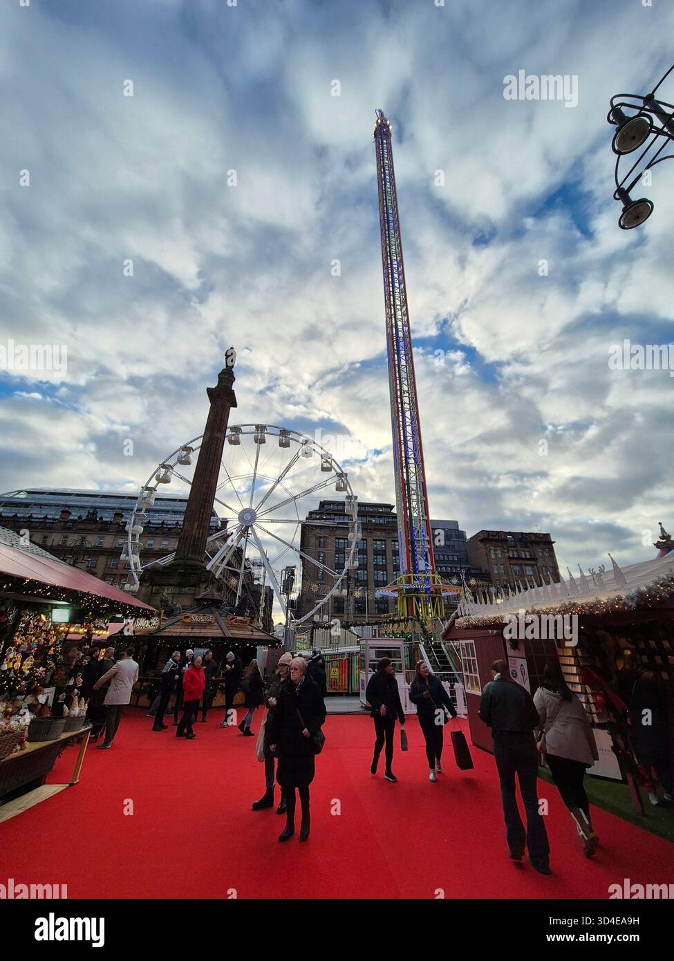 Weihnachten in Glasgow, Schottland. Leute laufen auf dem Weihnachtsmarkt am George Square in Glasgow herum Stockfoto