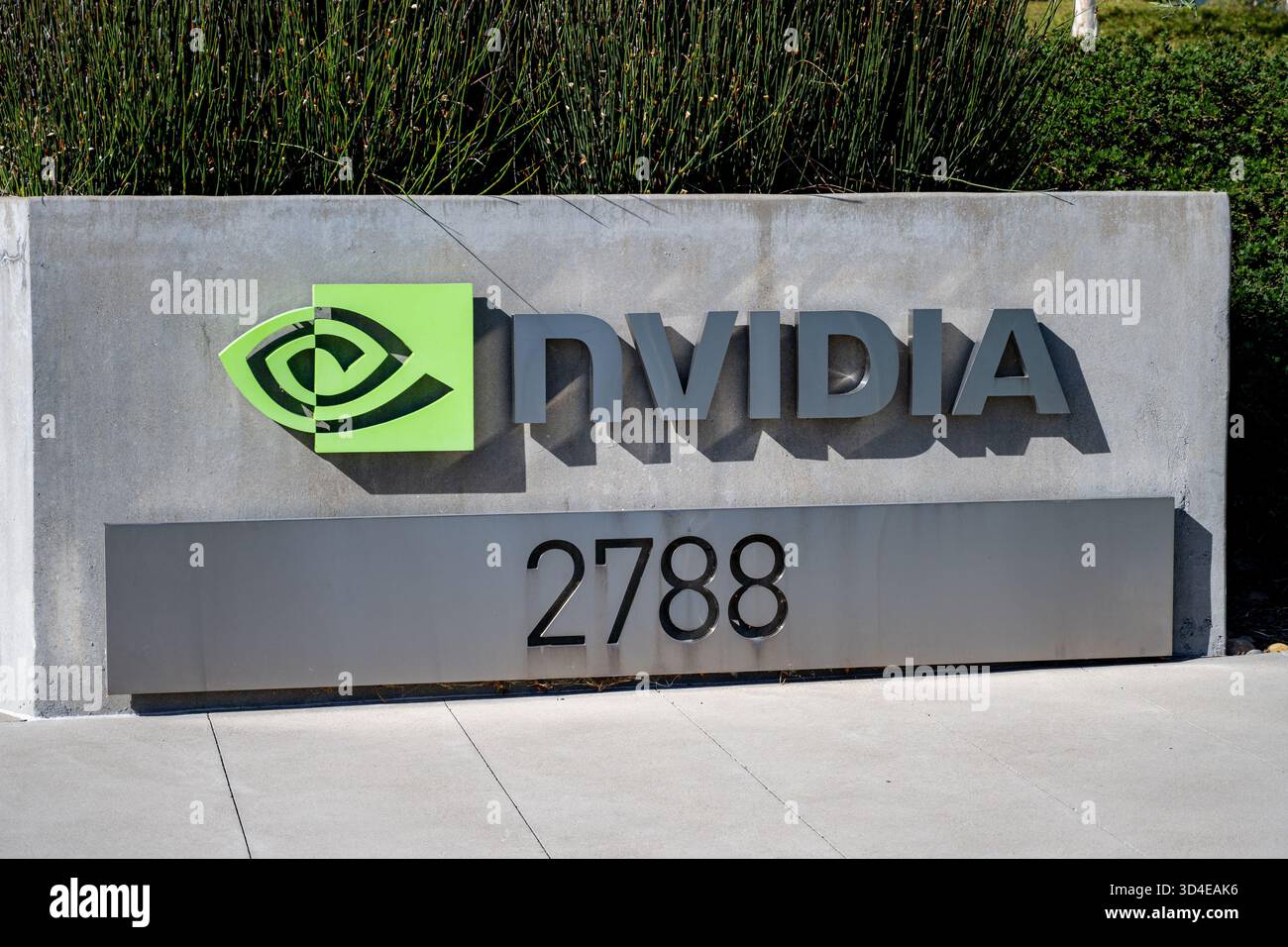 Santa Clara, Usa. November 2025. Schild mit Logo am Hauptsitz von NVIDIA im Silicon Valley, Santa Clara, Kalifornien, 6. November 2025. (Foto: Smith Collection/Gado/SIPA USA) Credit: SIPA USA/Alamy Live News Stockfoto