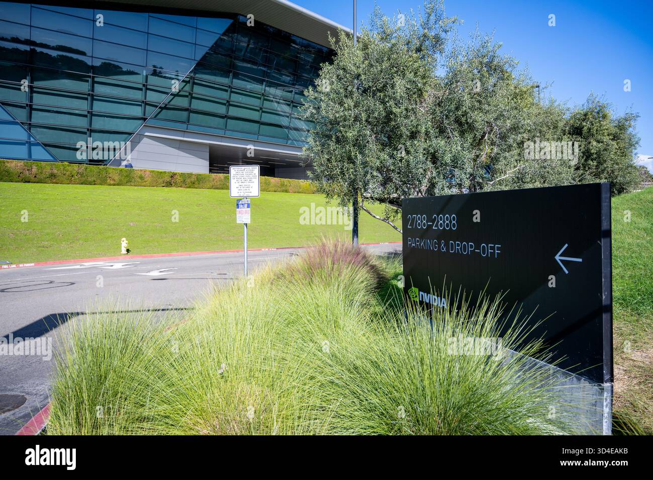 Santa Clara, Usa. November 2025. Schild mit Logo am Hauptsitz von NVIDIA im Silicon Valley, Santa Clara, Kalifornien, 6. November 2025. (Foto: Smith Collection/Gado/SIPA USA) Credit: SIPA USA/Alamy Live News Stockfoto
