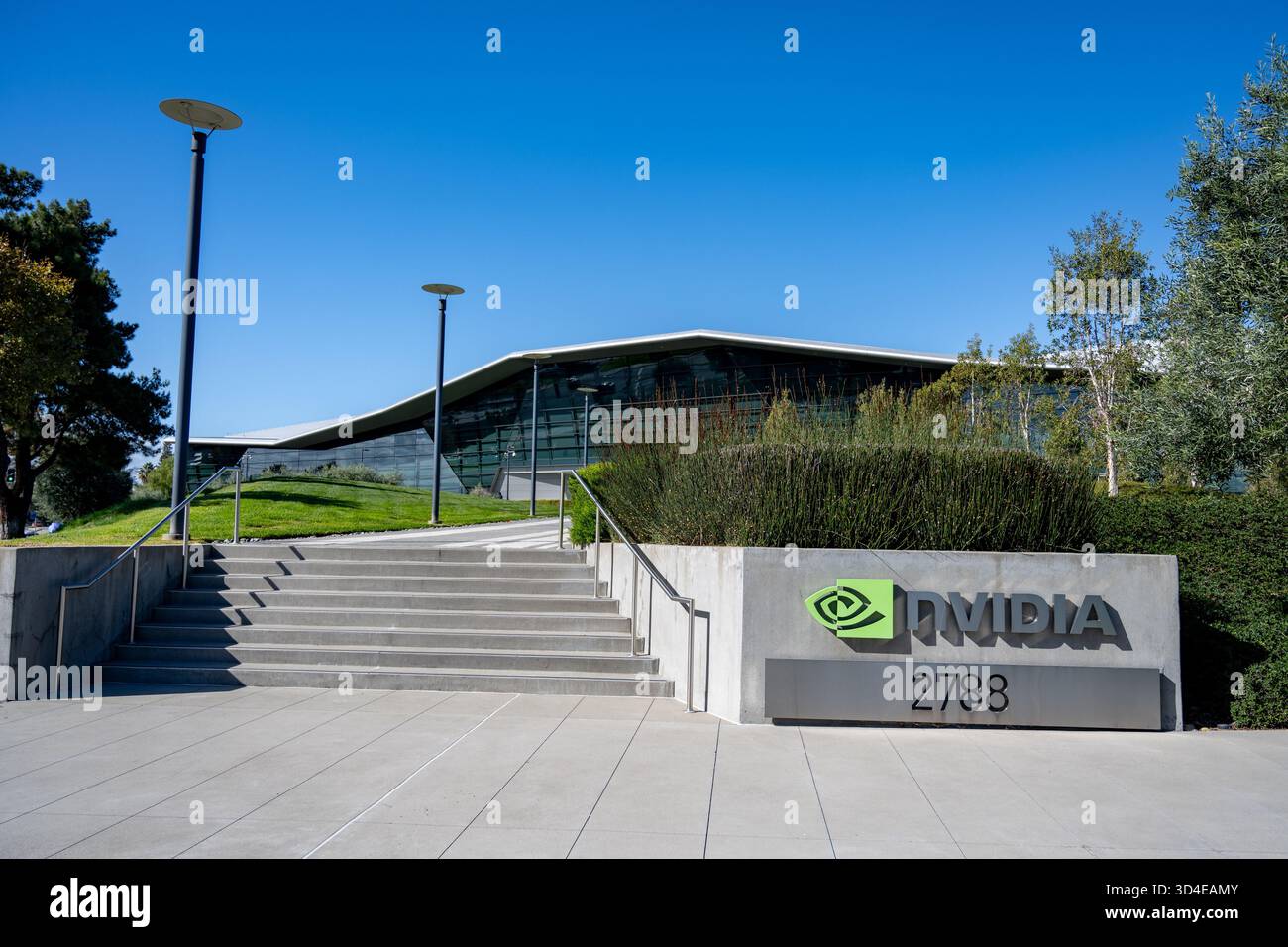 Santa Clara, Usa. November 2025. Schild mit Logo am Hauptsitz von NVIDIA im Silicon Valley, Santa Clara, Kalifornien, 6. November 2025. (Foto: Smith Collection/Gado/SIPA USA) Credit: SIPA USA/Alamy Live News Stockfoto