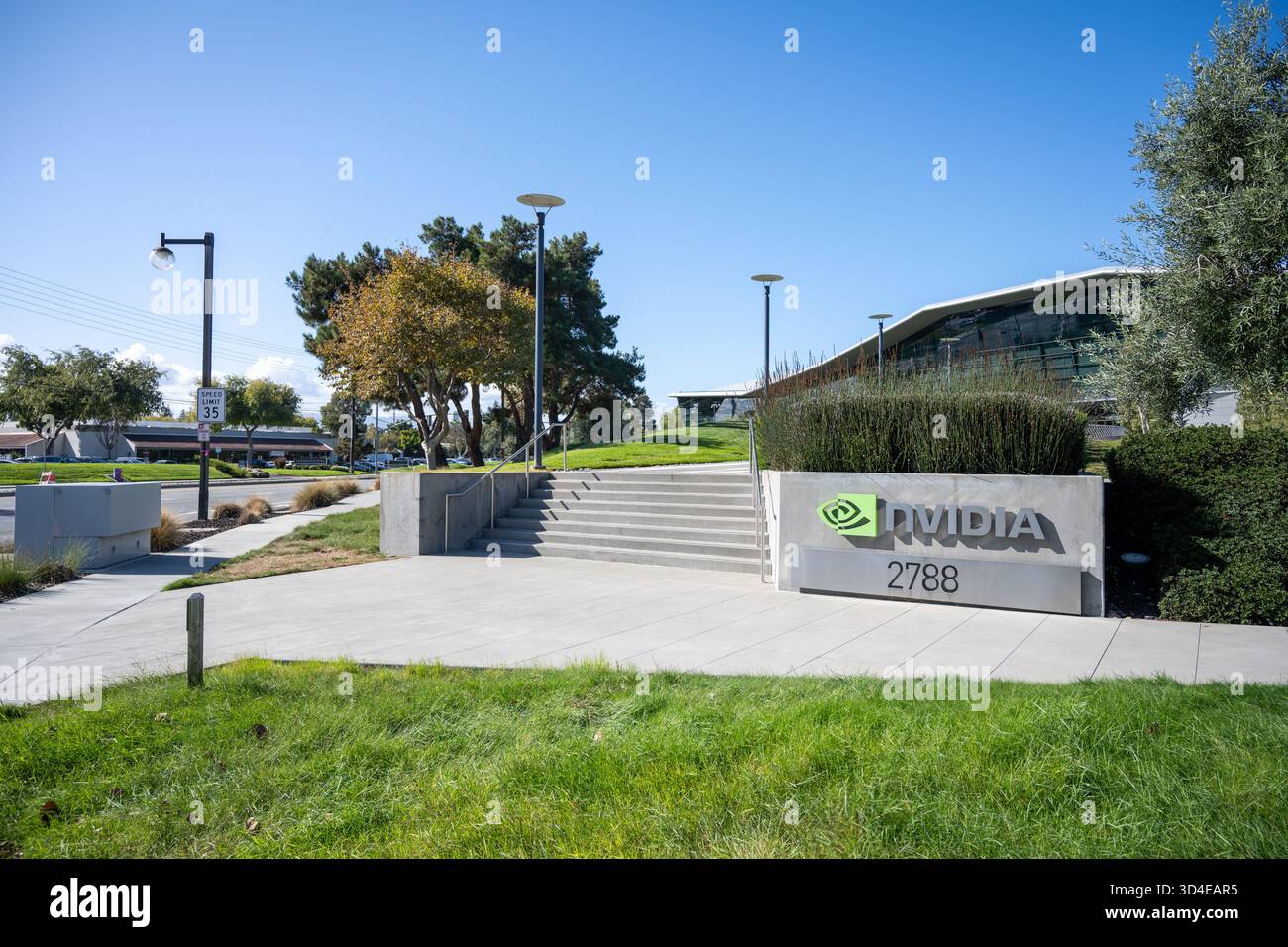 Santa Clara, Usa. November 2025. Schild mit Logo am Hauptsitz von NVIDIA im Silicon Valley, Santa Clara, Kalifornien, 6. November 2025. (Foto: Smith Collection/Gado/SIPA USA) Credit: SIPA USA/Alamy Live News Stockfoto