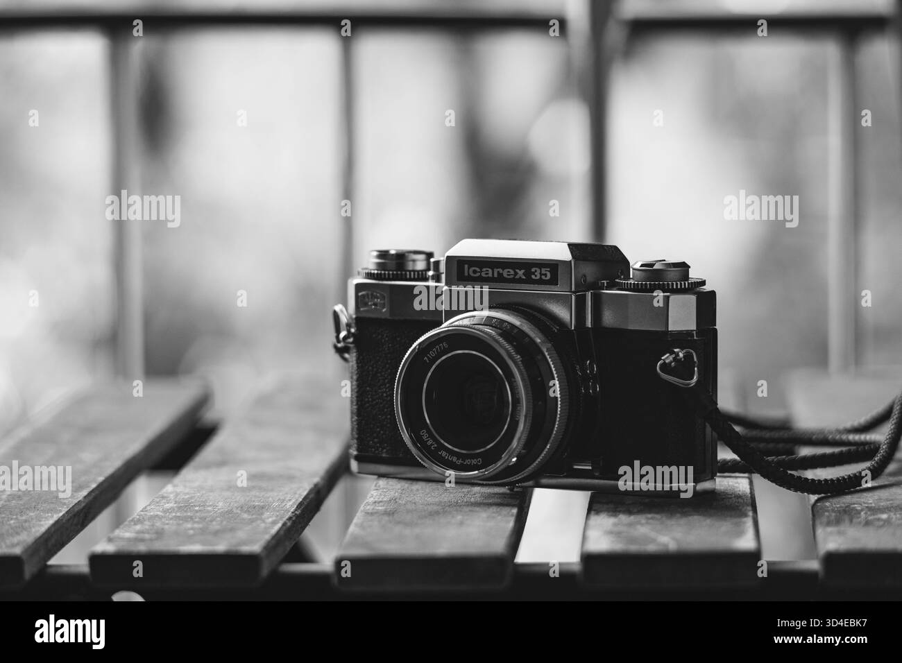 Barcelona, ​​Catalonia, Spanien - 10. November 2025: Deutsche Analogkamera der Marke Zeiss Ikon, Modell Icarex 35. Stockfoto