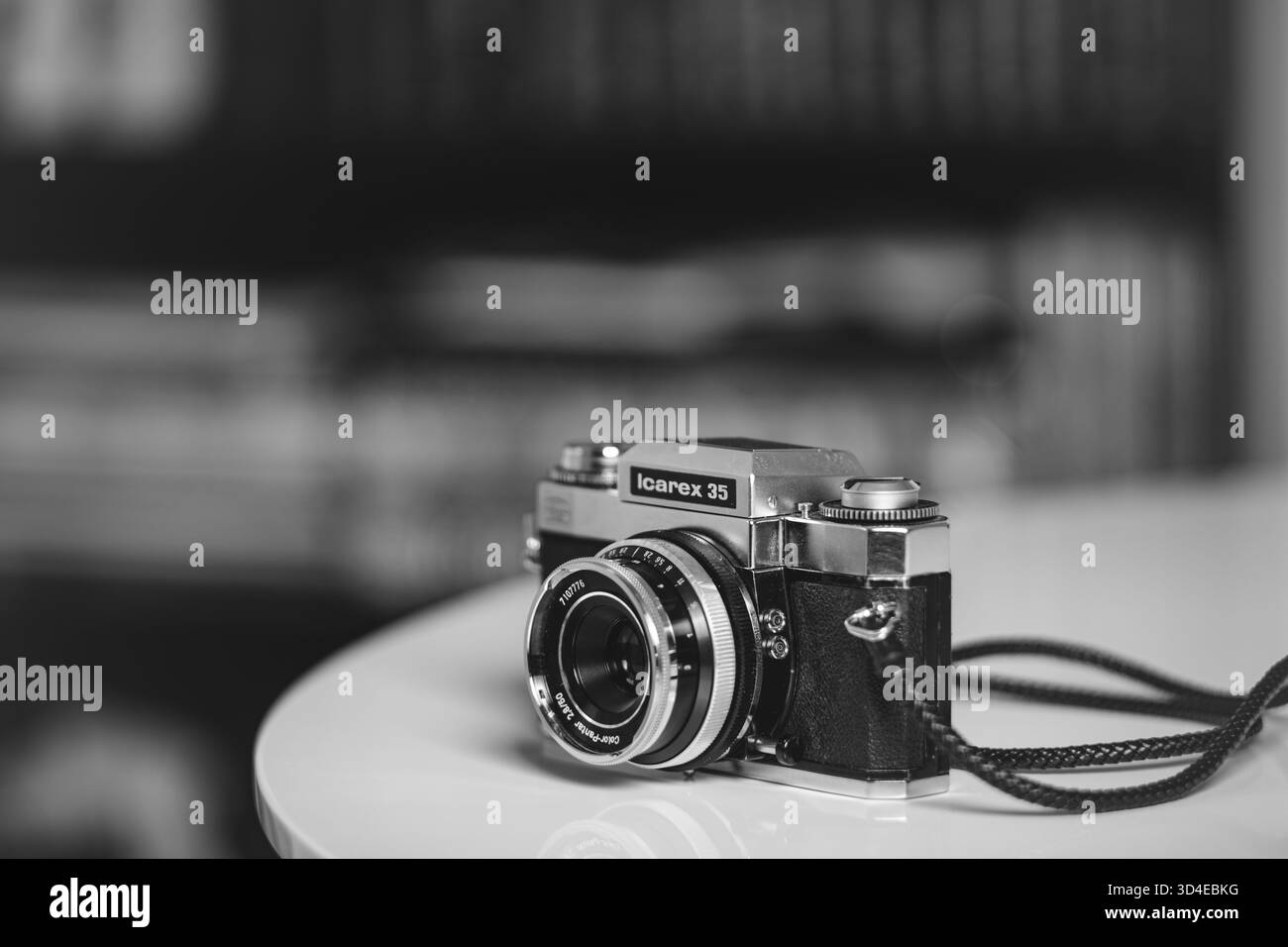 Barcelona, ​​Catalonia, Spanien - 10. November 2025: Deutsche Analogkamera der Marke Zeiss Ikon, Modell Icarex 35. Stockfoto