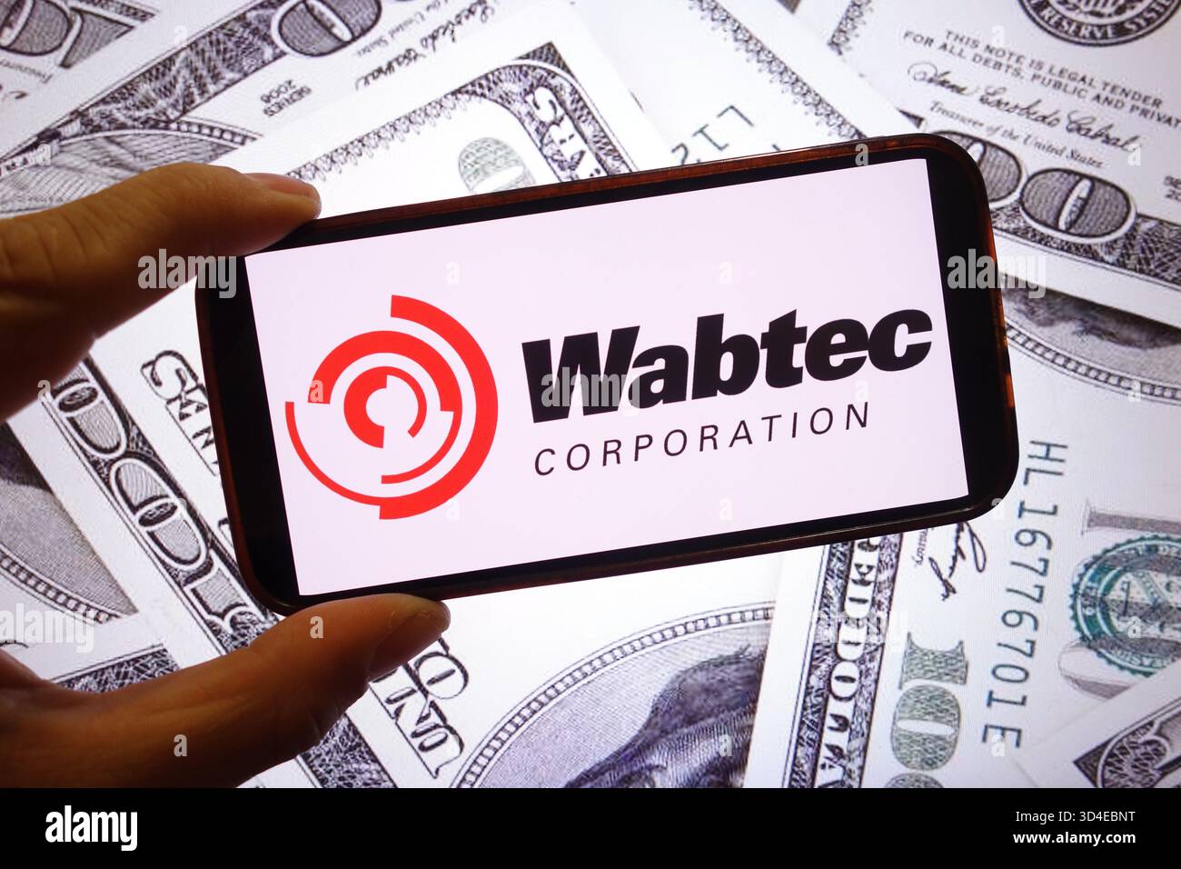 Polen. September 2025. In dieser Fotoabbildung ist das Firmenlogo von Wabtec auf einem Smartphone-Bildschirm mit US-Dollar-Banknoten im Hintergrund zu sehen. (Credit Image: © Piotr SWAT/SOPA Images via ZUMA Press Wire) NUR REDAKTIONELLE VERWENDUNG! Nicht für kommerzielle ZWECKE! Stockfoto