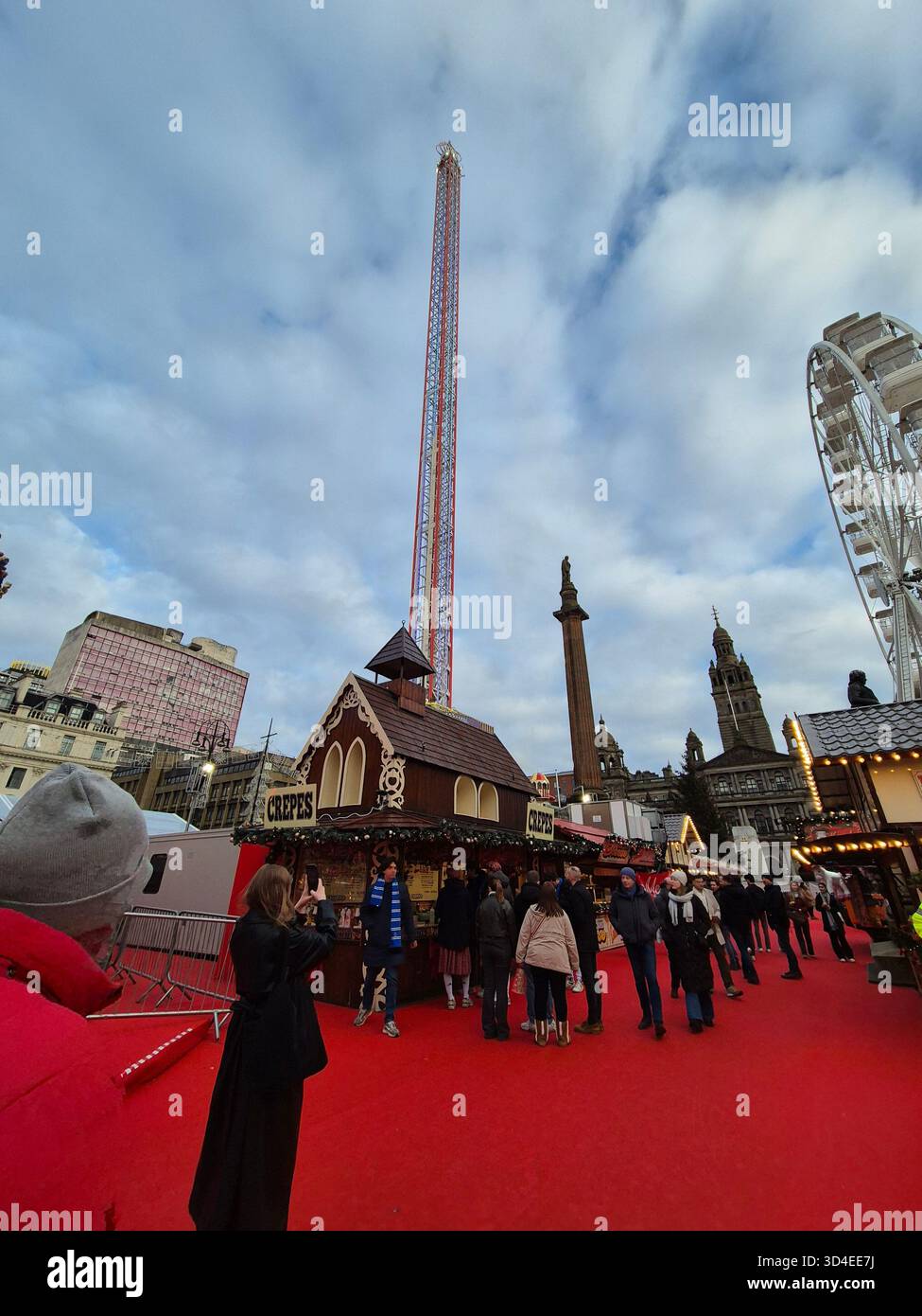 Weihnachten in Glasgow, Schottland. Leute, die einen Tag auf dem Weihnachtsmarkt am Marktplatz genießen Stockfoto