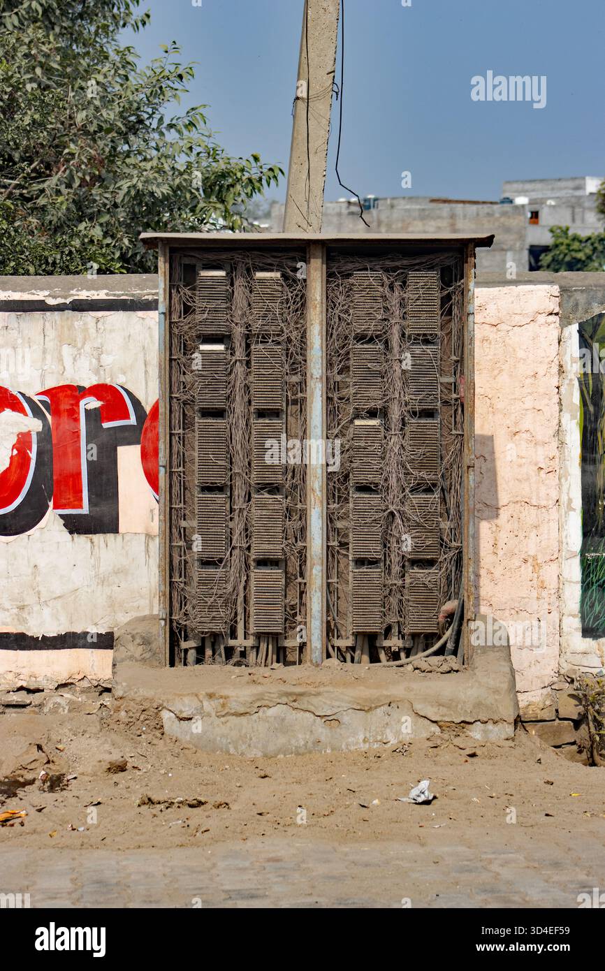 SAWAI MADHOPUR, RAJASTHAN, INDIEN - 1. FEBRUAR 2024 alte Festnetztelefonkabel in einer Abzweigdose Stockfoto