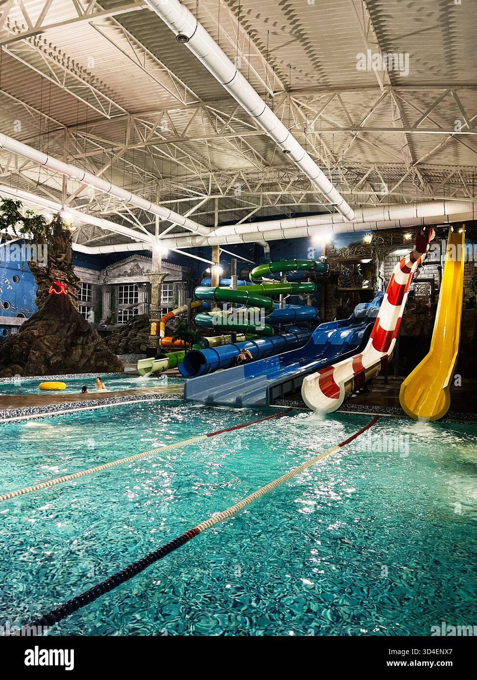 Chmelnyzki, Ukraine - 10. November 2025: Heller Indoor-Wasserpark voller farbenfroher Rutschen und ein verwinkelter Pool für Familienspaß und Entspannung. Stockfoto