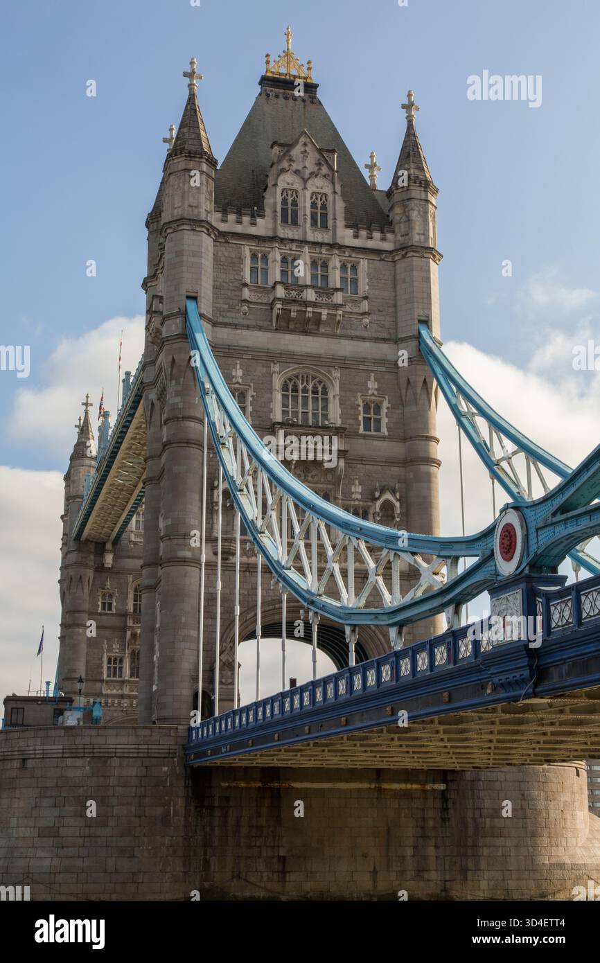 Vertikale Ausrichtung Der Tower Bridge Stockfoto