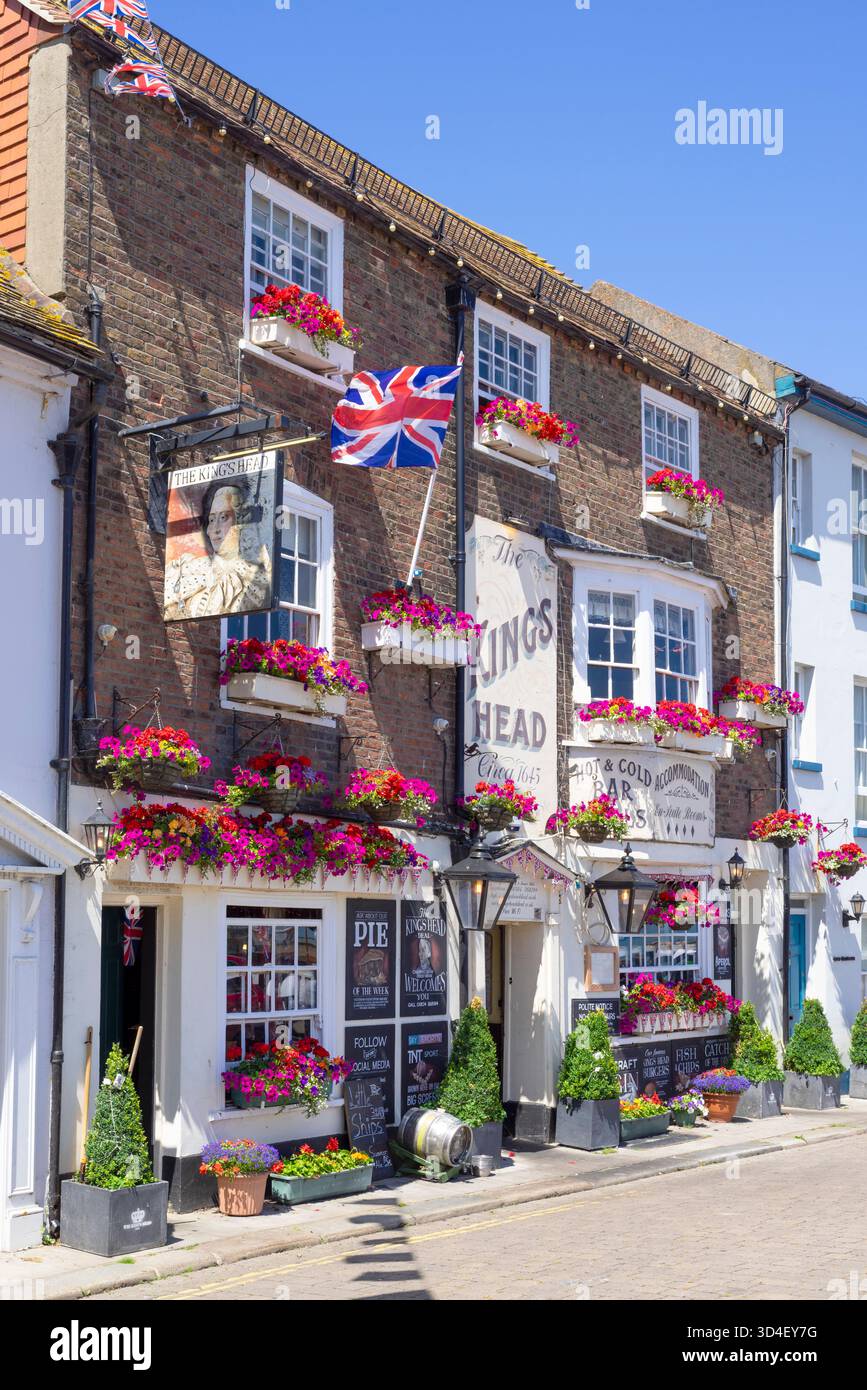Deal Kent - The Kings Head Pub und andere Hotels in der Beach Street, dekoriert mit Blumenschmuck im Deal Kent England UK GB Europe Stockfoto