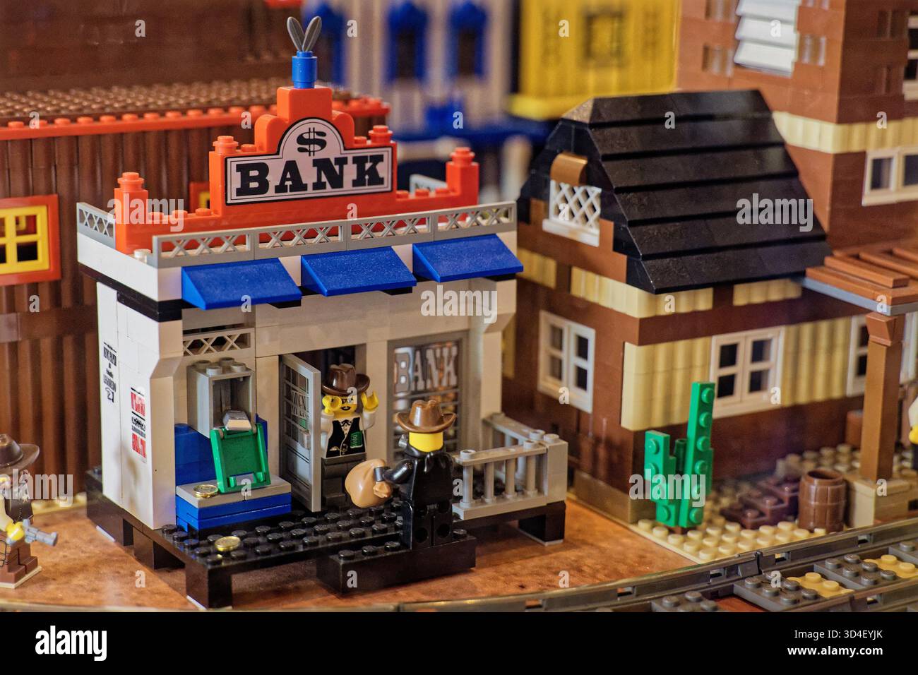 LEGO Wild West Bank Szene mit Minifiguren und detaillierten Gebäuden im Grenzstil. Stockfoto