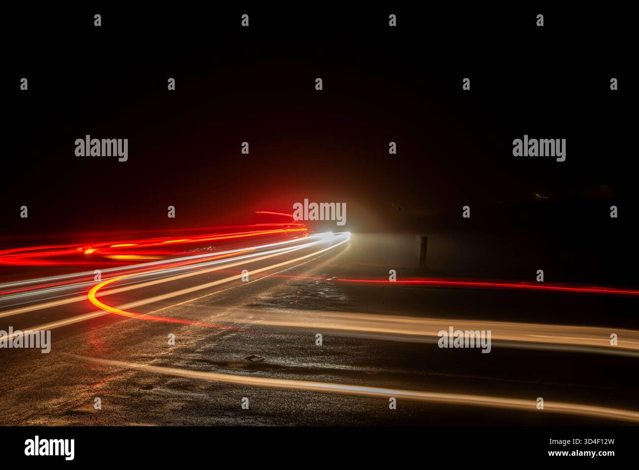 Ein abstraktes Foto mit Lichtmalerei und Autolampen. Stockfoto