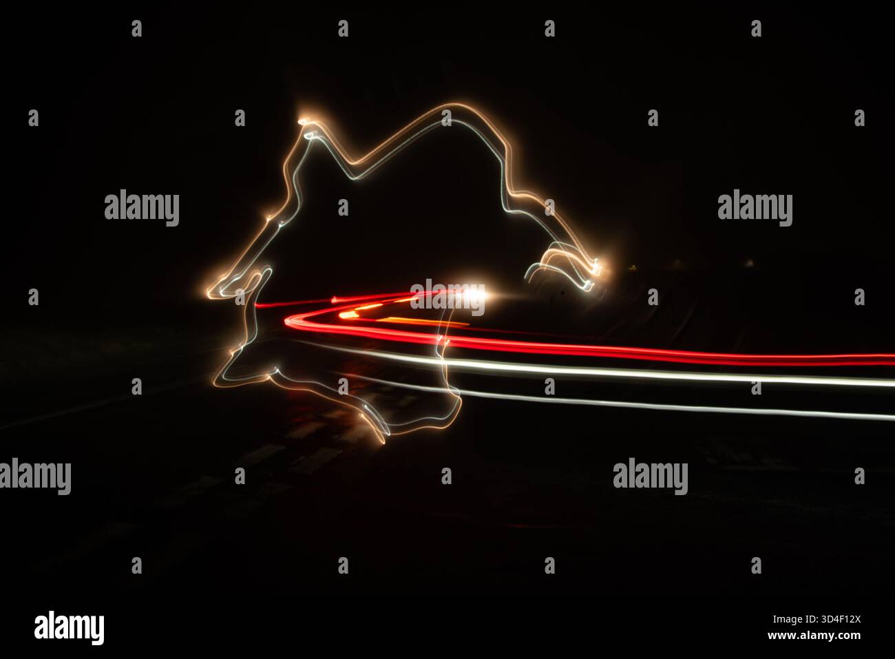 Ein abstraktes Foto mit Lichtmalerei und Autolampen. Stockfoto