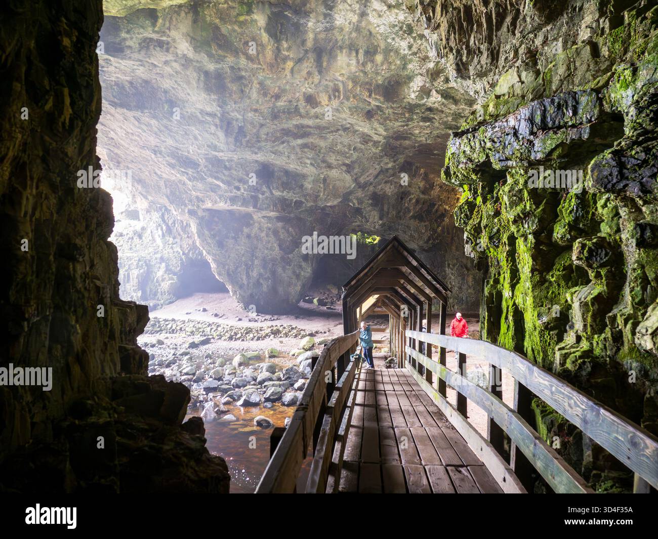 Smoo Cave auf der NC 500 an der Scotlands North Coast, Großbritannien. Stockfoto