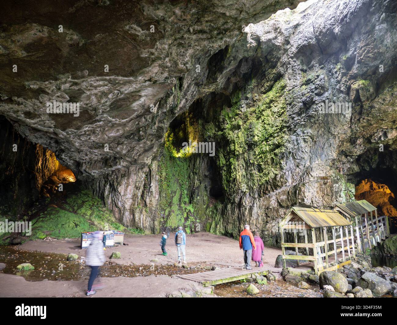 Smoo Cave auf der NC 500 an der Scotlands North Coast, Großbritannien. Stockfoto