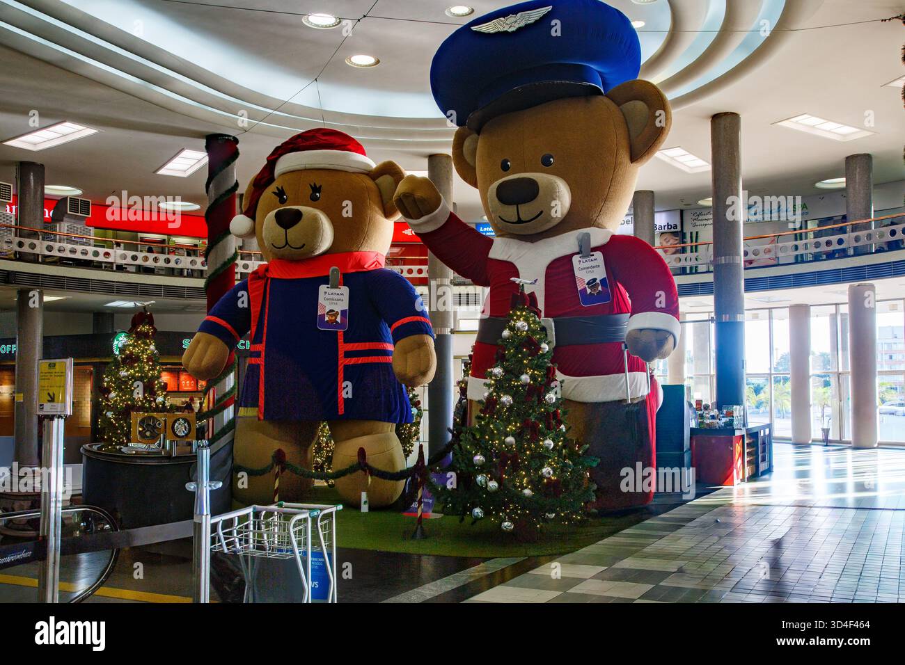 Zwei süße Teddybären mit weihnachtsdekoration und Pilotenhut am Flughafen Congonhas, Sao Paulo, Brasilien Stockfoto