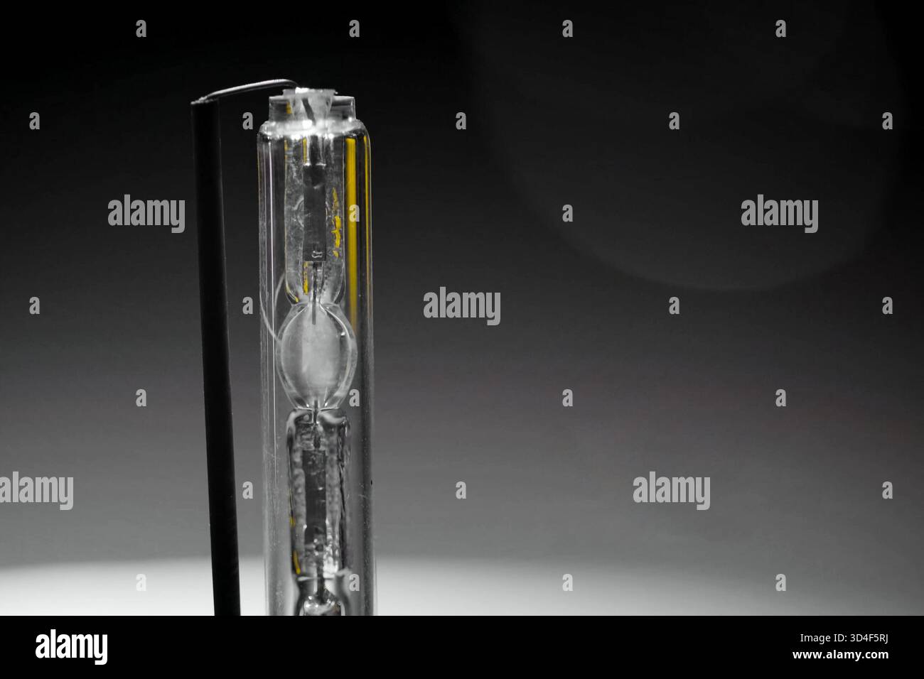 Xenon-Lampe auf dem Tisch. Das Aussehen einer Xenon-Lampe. Stockfoto