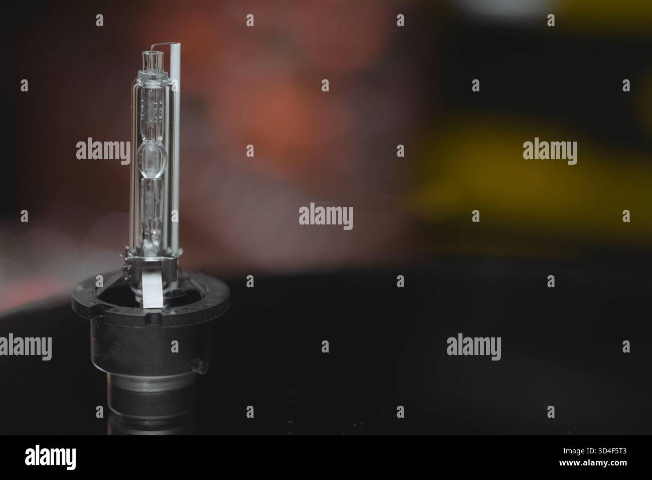Xenon-Lampe auf dem Tisch. Das Aussehen einer Xenon-Lampe. Stockfoto