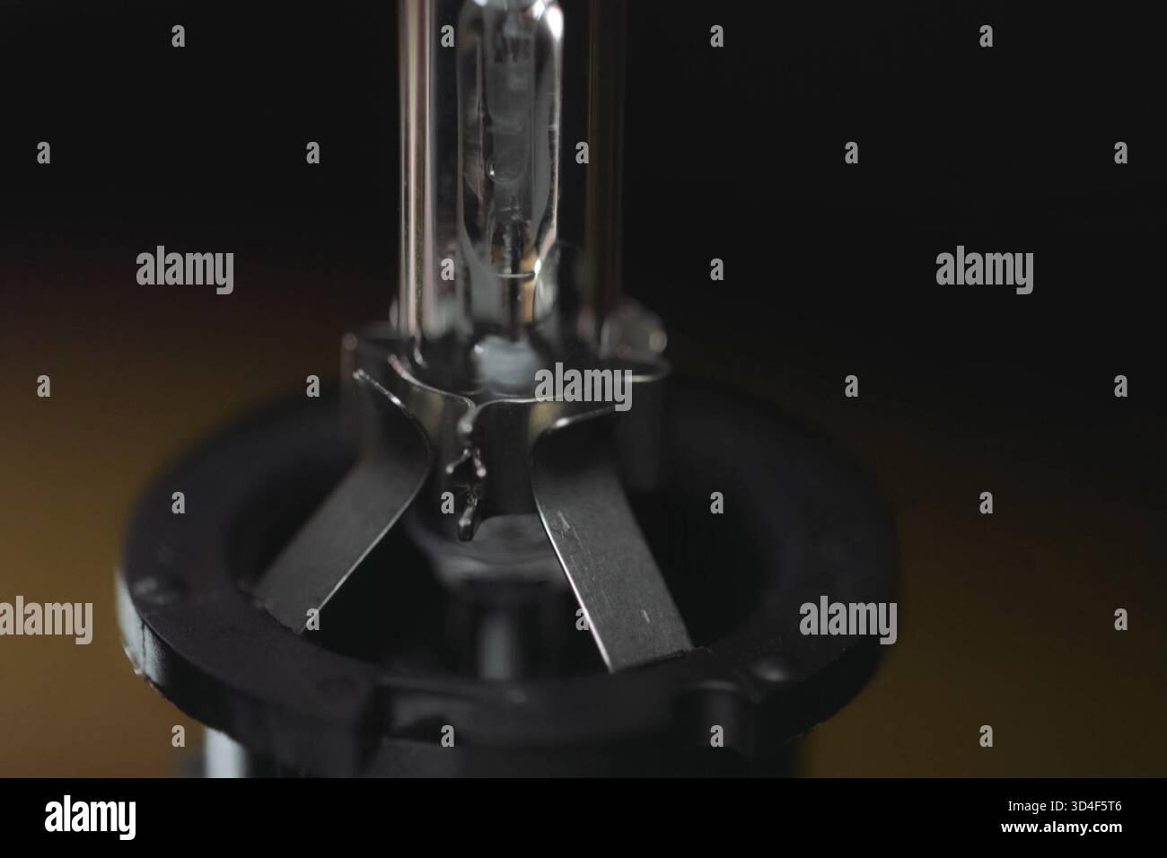 Xenon-Lampe auf dem Tisch. Das Aussehen einer Xenon-Lampe. Stockfoto