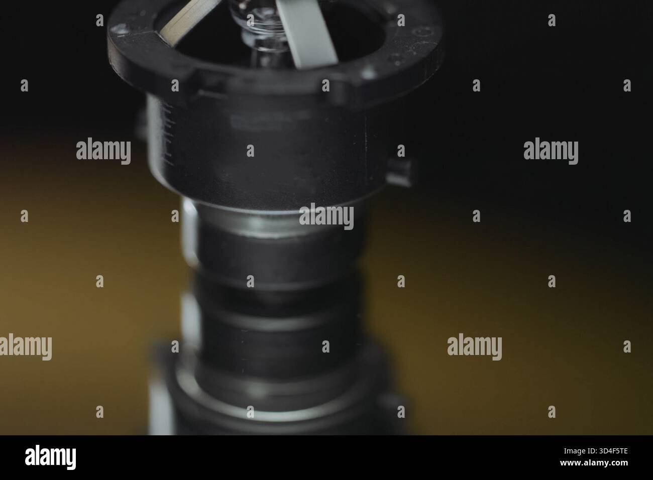 Xenon-Lampe auf dem Tisch. Das Aussehen einer Xenon-Lampe. Stockfoto
