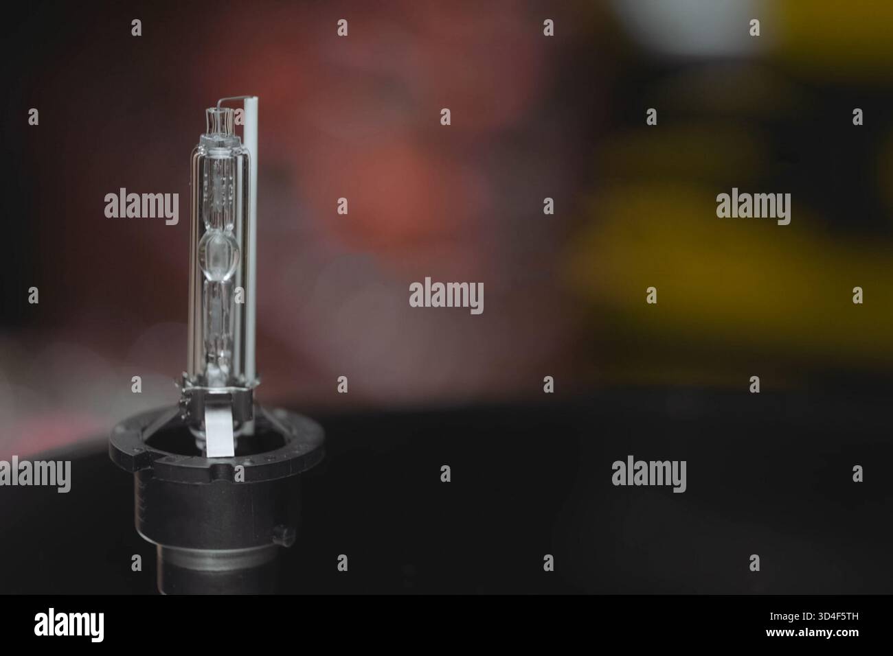 Xenon-Lampe auf dem Tisch. Das Aussehen einer Xenon-Lampe. Stockfoto