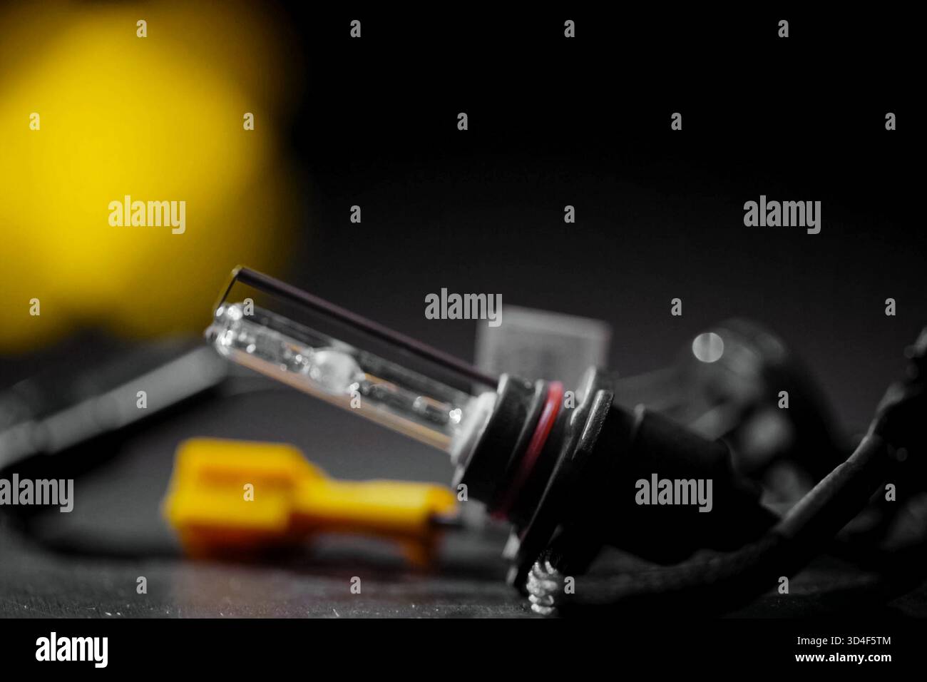 Xenon-Lampe auf dem Tisch. Das Aussehen einer Xenon-Lampe. Stockfoto