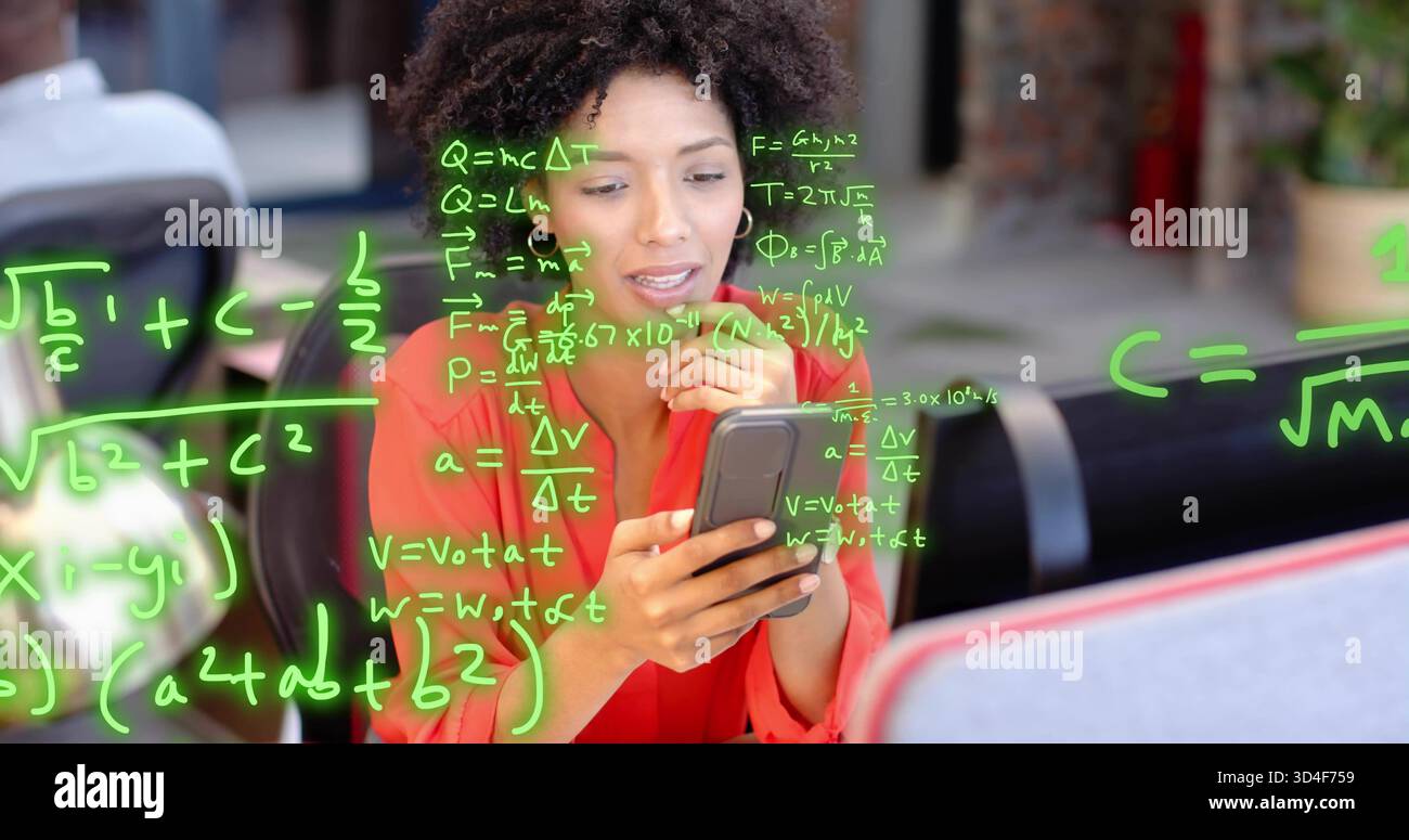 Ich studiere eine Frau mit lockigen Haaren, die rote Bluse trägt, Smartphone hält, im Büro denkt, Gleichungen Stockfoto