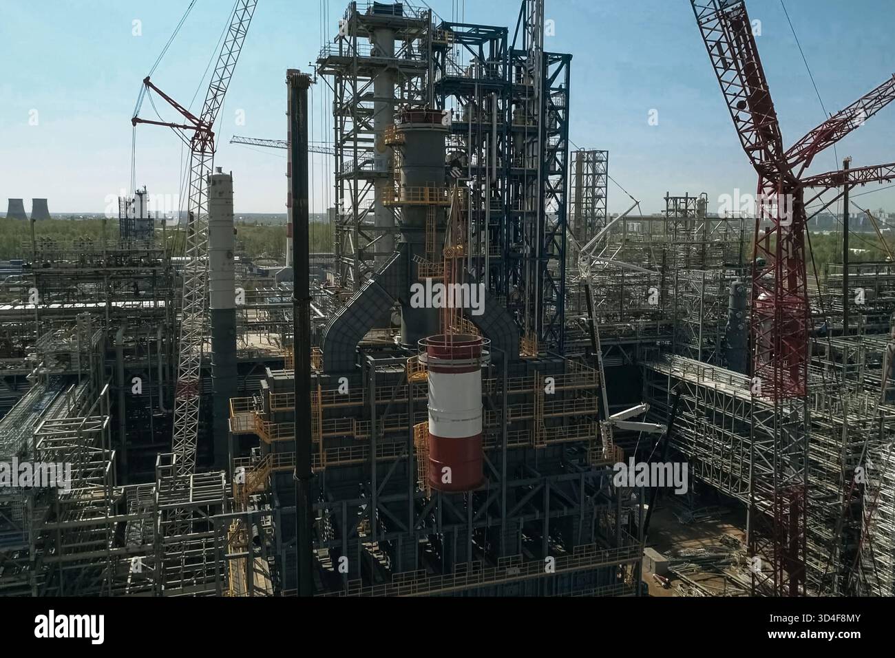 Bau einer petrochemischen Anlage, Installation von technologischen Anlagen Stockfoto