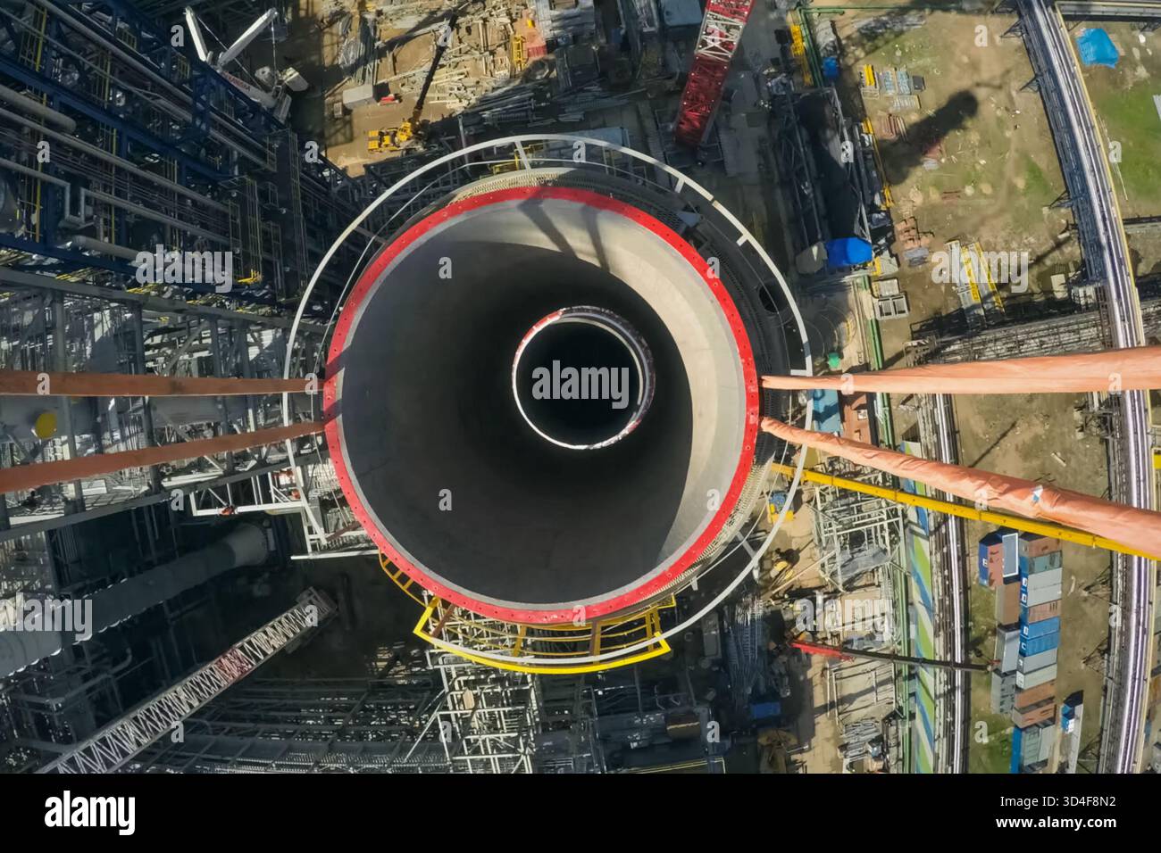 Bau einer petrochemischen Anlage, Installation von technologischen Anlagen Stockfoto