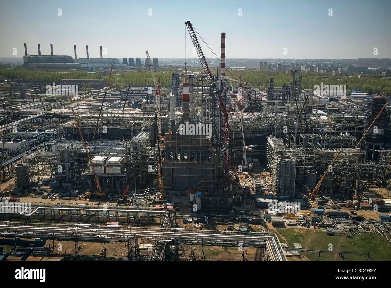 Bau einer petrochemischen Anlage, Installation von technologischen Anlagen Stockfoto