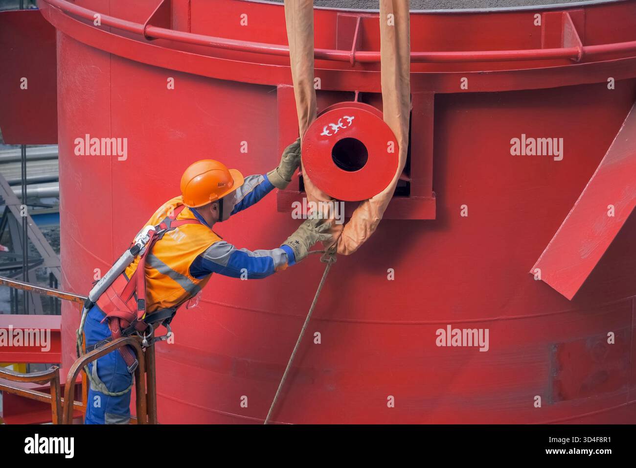 Moskau, Russland - 17. Mai 2018: Bau einer petrochemischen Anlage, Installation von technologischen Anlagen Stockfoto