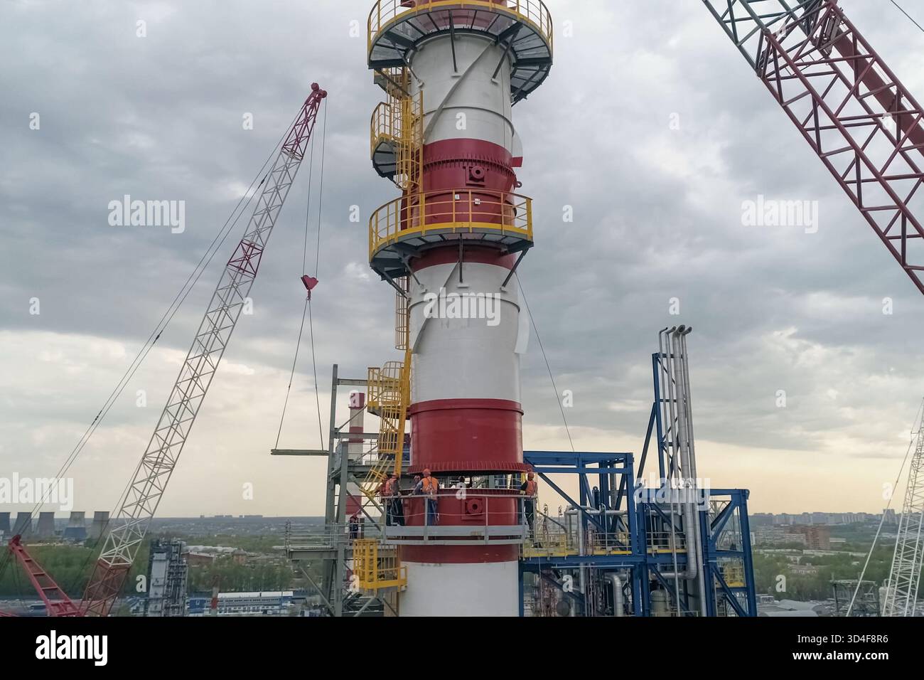 Bau einer petrochemischen Anlage, Installation von technologischen Anlagen Stockfoto
