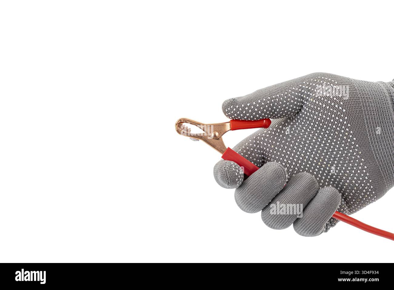 Eine Hand mit Handschuhen hält den roten Krokodilklemmendraht vor weißem Hintergrund und zeigt das Werkzeug, das für elektrische Verbindungen verwendet wird. Das Bild hebt den Griff hervor Stockfoto