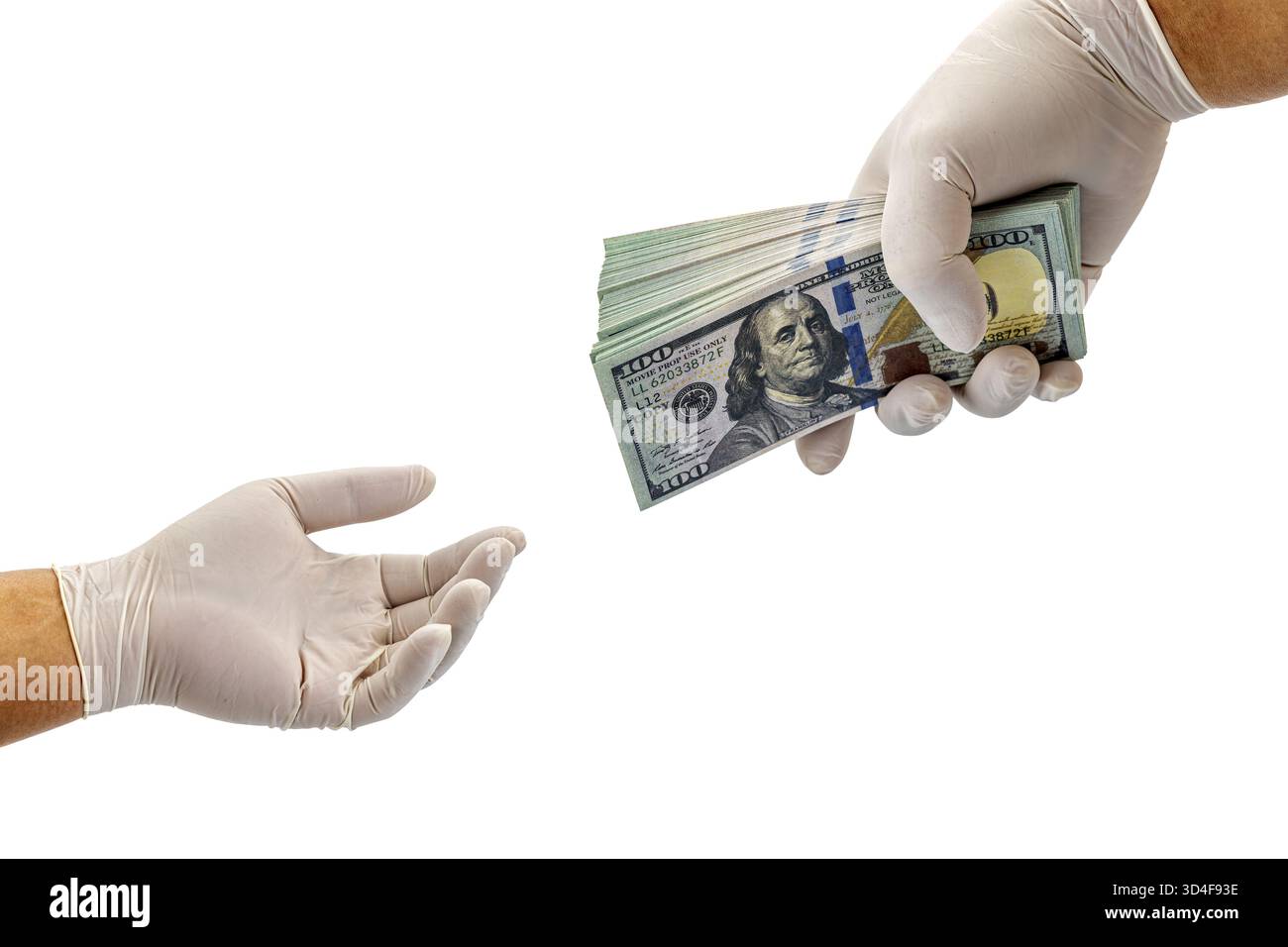 Zwei Hände mit Gummihandschuhen tauschen US-Dollarscheine aus, die vorsichtige Finanztransaktionen symbolisieren. Dieses Bild steht für Sicherheit, Hygiene oder möglicherweise illegal Stockfoto