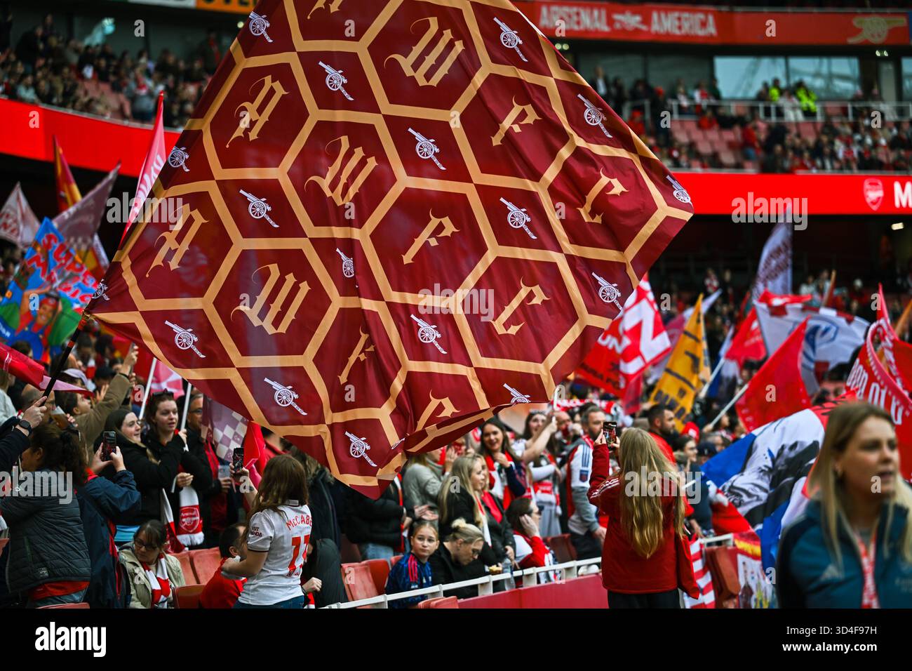 London, Großbritannien. November 2025. Arsenal Fans vor dem Spiel der Barclays Womens Super League zwischen Arsenal und Chelsea im Emirates Stadium am 8. November 2025 in London. Quelle: SPP Sport Pressefoto. /Alamy Live News Stockfoto