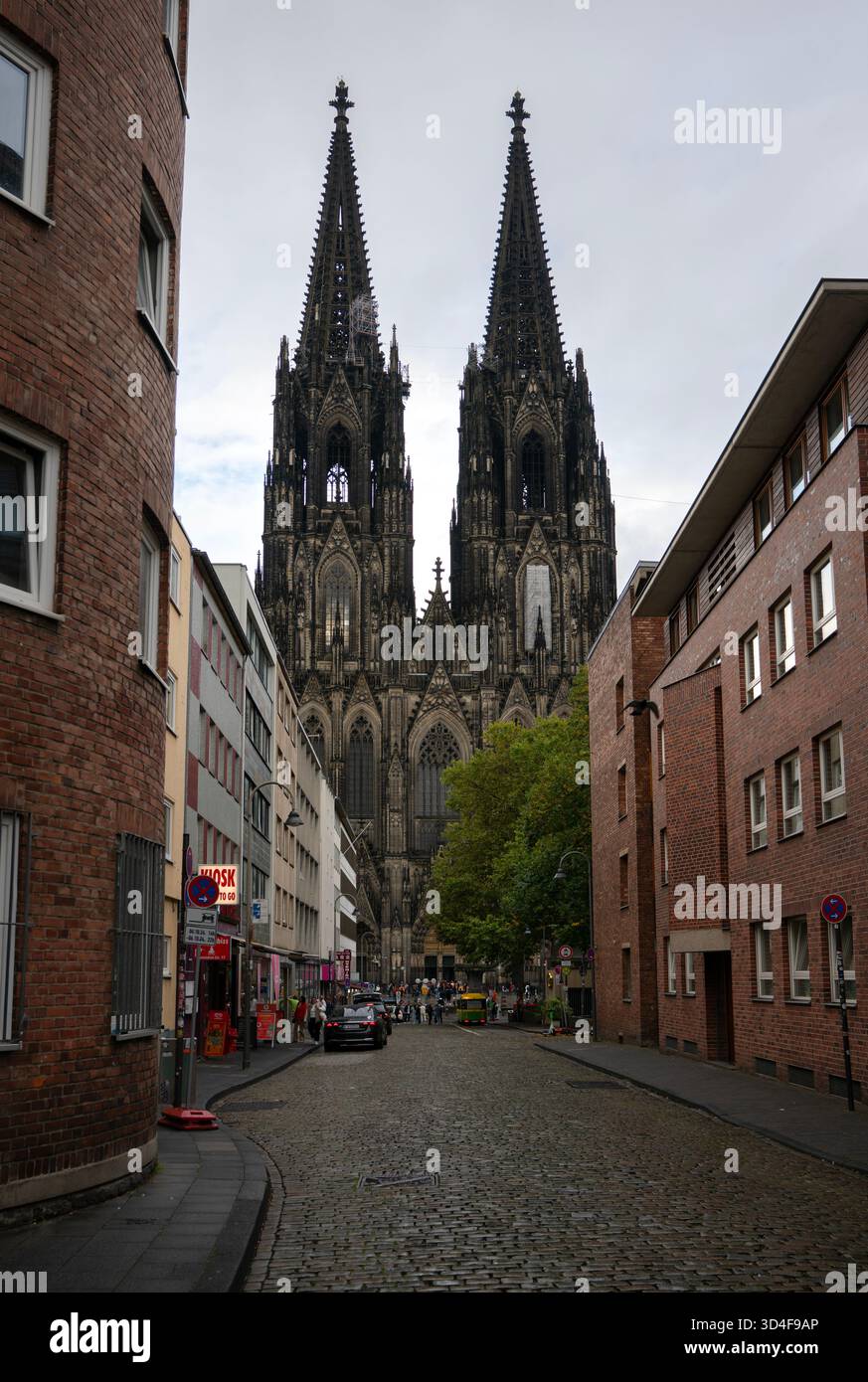 Köln, Deutschland – 24. September 2024 – Kölner Dom Gotische Glockentürme Deutschland. Der Kölner Dom ist eine römisch-katholische Kirche in Köln Stockfoto
